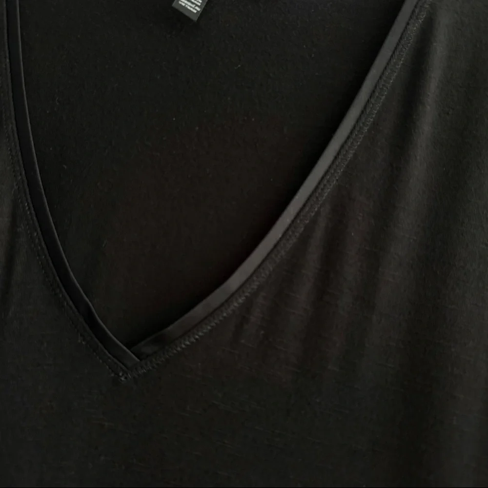 WHBM Short Sleeve Tee V-neck Satin Trim Top Black Size M - Picture 4 of 9